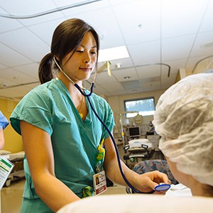 Medical student Vivian Wang with a patient at Kaiser Medical Center