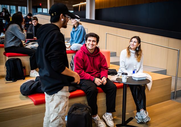 Students interact in an open the collaboration space in the Boston University Center for Computing and 数据科学 vertical campus.