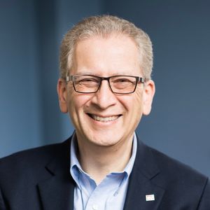Headshot photo of Azer Bestavros, Warren Distinguished Professor of Computer Science + Associate Provost for Computing & 数据科学