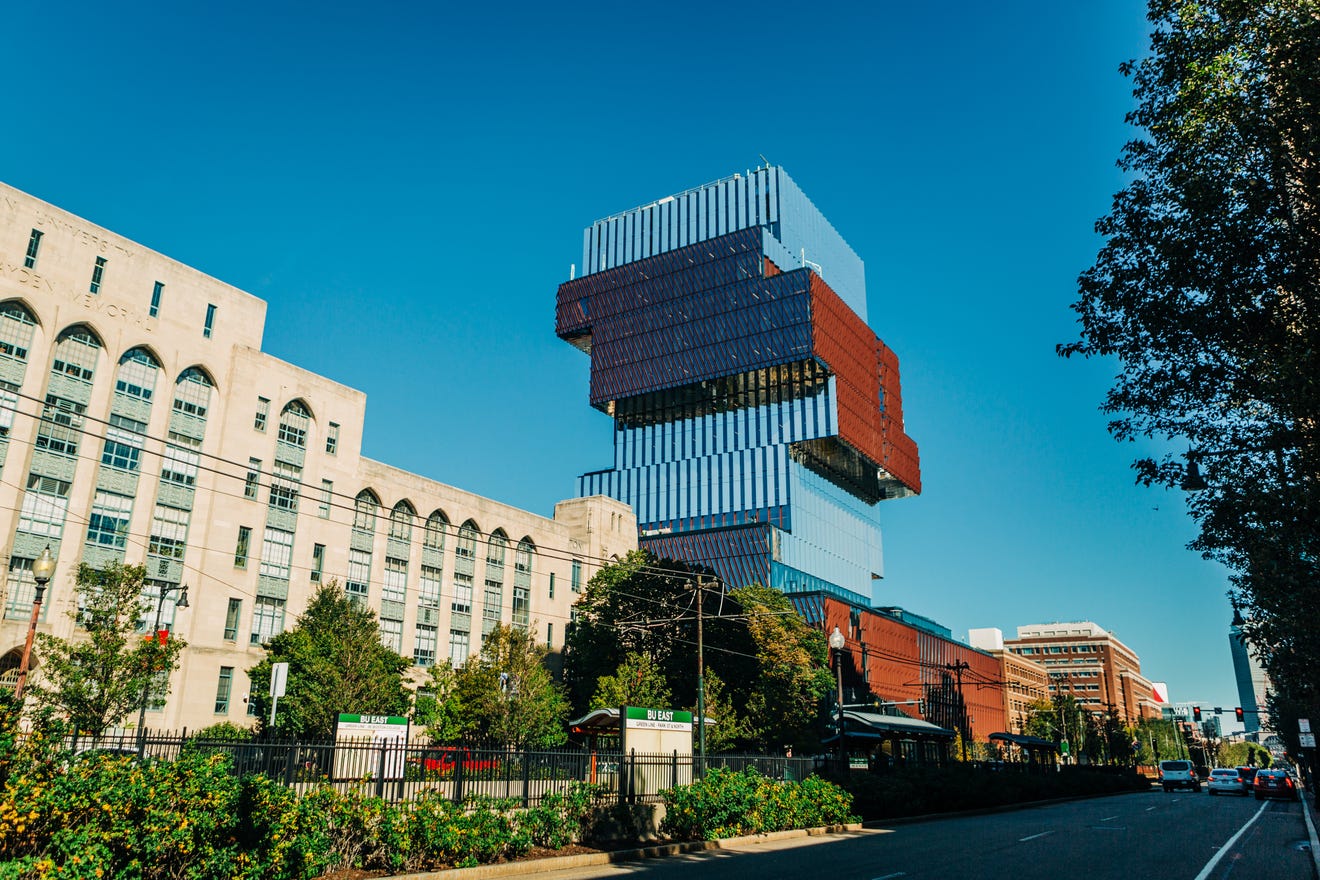 Photo of the Boston University Center for Computing & 数据科学 Building from Commonwealth Avenue
