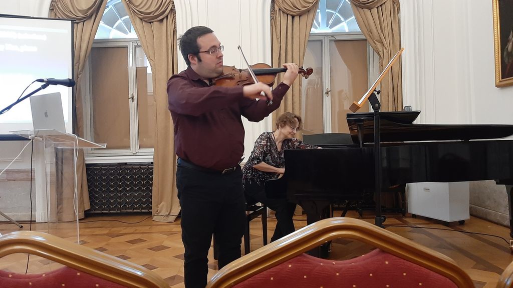 Ketty Nez performing with Máté Vizeli