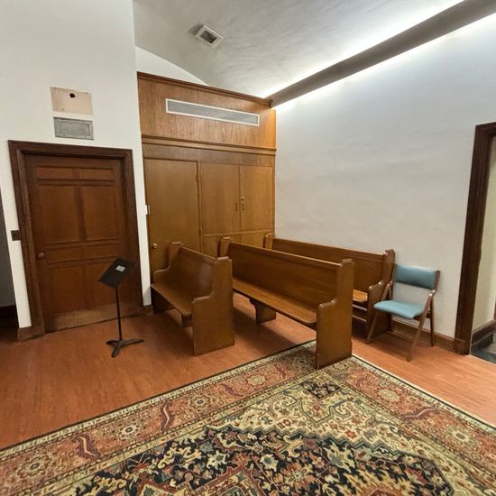 罗宾逊教堂 interior, back of room set up with 3 pews facing the south door