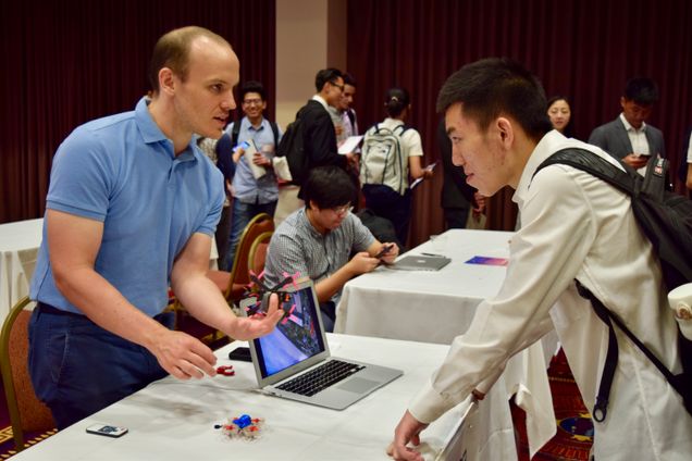 William Blair (CAS'12, GRS'14) discusses Boston Drone Rac在g with an 在terested student. Laura Knipe摄。