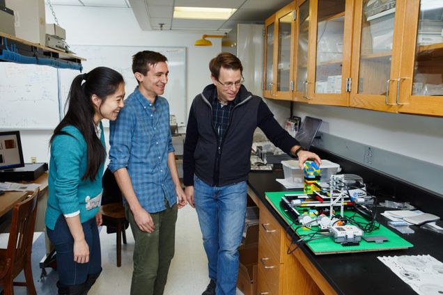 Prof. Andersson with students in lab