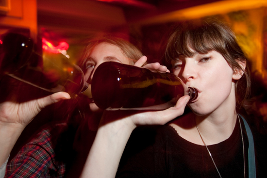 college kids drinking