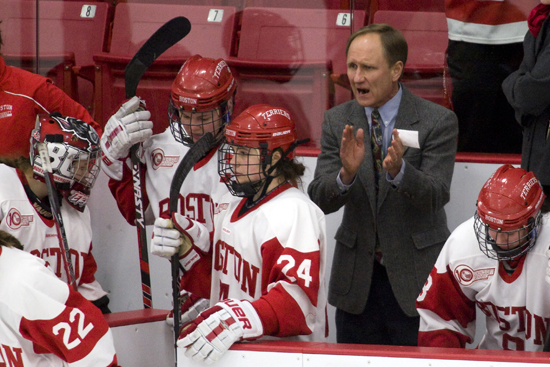Brian Durocher on the bench Brian Durocher, 波士顿大学 Terriers women's hockey coach