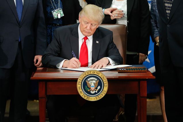 Donal Trump signing order