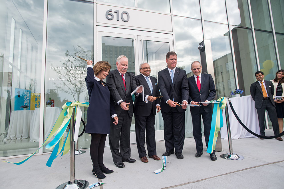 Ribbon cutting of CILSE by Gloria Waters, BU VP (from left), Robert A. Brown, BU president, trustee and benefactor Rajen Kilachand (Questrom’74, Hon.’14), Martin J. Walsh, Boston mayor, and Kenneth J. Feld (Questrom’70), Board of Trustees chair.