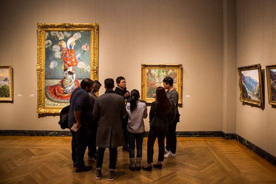 Leo Li (Questrom’19), center, discusses Monet’s The Water Lily Pond with business school classmates at the MFA. 