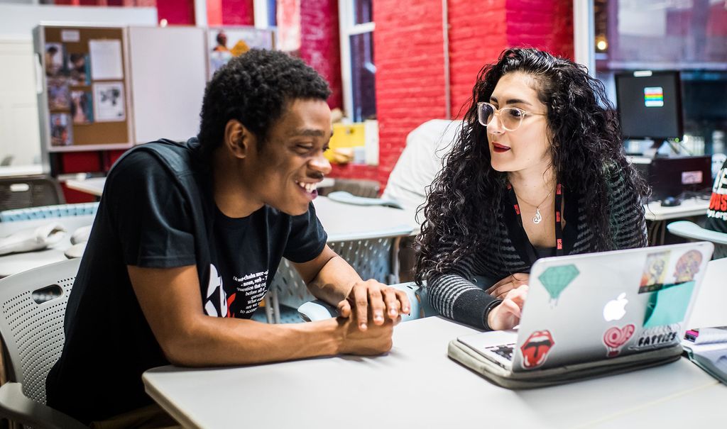 Emma Talebzadeh (Wheelock’20)
helps Boston high school senior
Anticious McGhee search for
plumbing schools.
