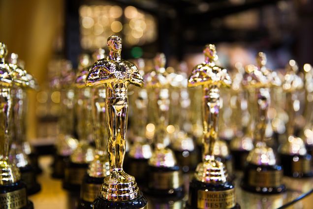 A photo of Oscar statues.