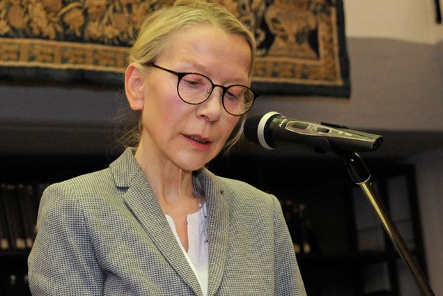 A photo of Gunda Trepp reading at a podium