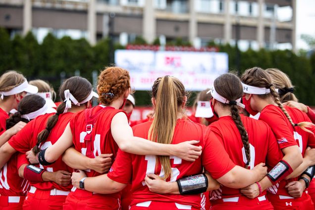 A photo of the BU softball team in a huddle