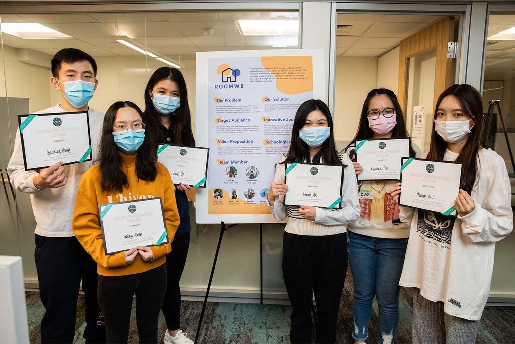 Winners of the Audience Choice Award for Innovation Fellows pose during the BU火花! Fall 2021 Demo Day, December 10. From left: Gaoning Zhang (CAS’22), Wanyi Chen (CAS’22), Jacqueline Lin (CAS’23), Winnie Mei (CAS’22), Duo Xu (CAS’22), and Yichen Liu (CAS’23). The team won for their app, RoomWe, which matches Chinese students living on and off campus with prospective roommates.