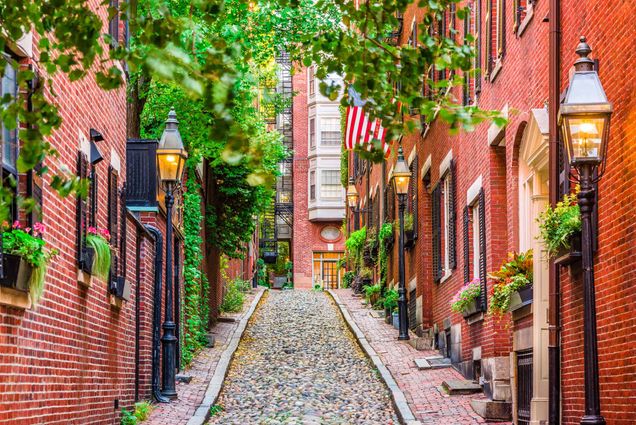 Photo: Uphill view of the brownstone houses and cobblestone street of Acorn Street, Beacon Hill, Boston.