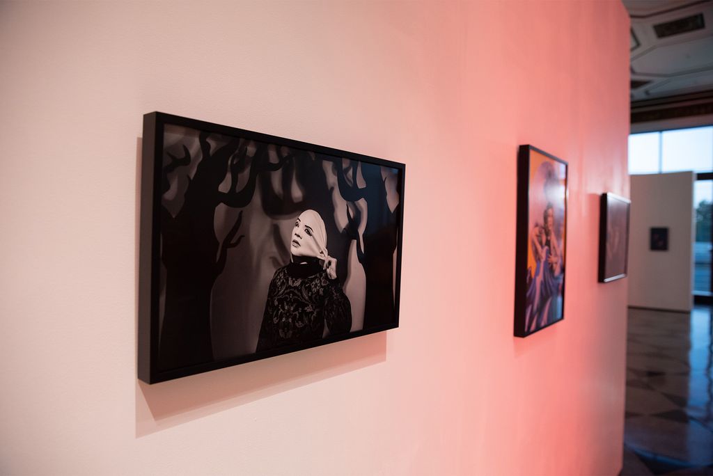 “Enclosure” (2022) by Jaina Cipriano. A humanoid figure on a dark background