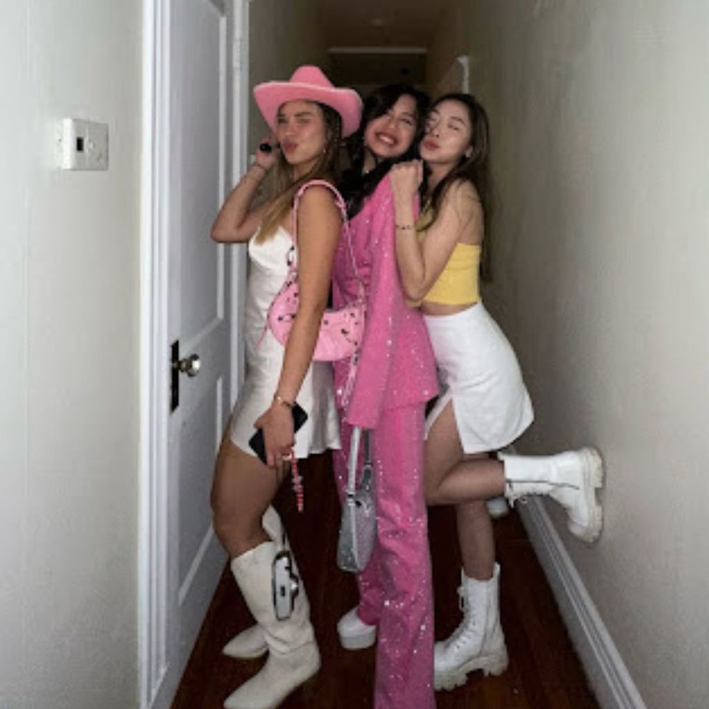 Photo Emily Cao with her two friends