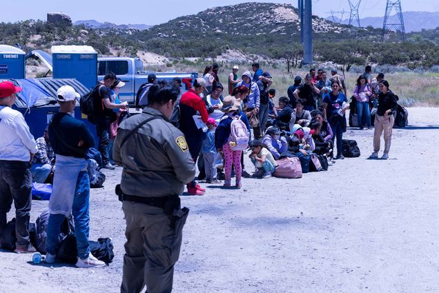 Photo: A border guard at the US Southern border in California processes a large number of asylum seekers in June 2024