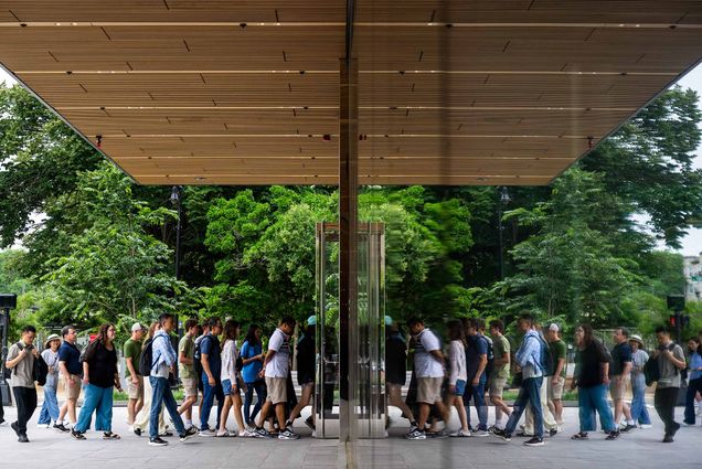 Photo: A picture of a reflection of a BU tour group