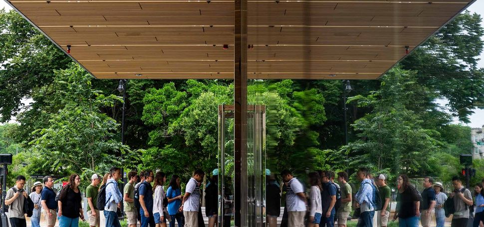 Photo: A picture of a reflection of a BU tour group