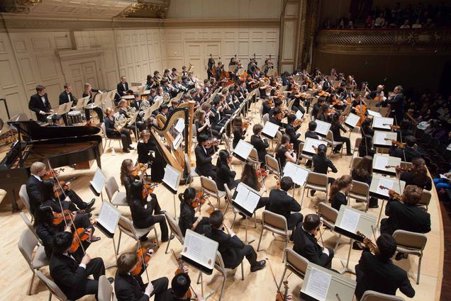 Photo: Rows of children with orchestra instruments