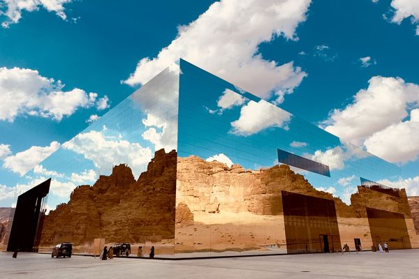 Photo: A mirror-like building in a desert landscape