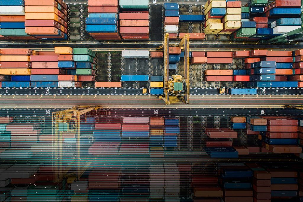 Photo: Aerial picture of a pile of enclosed shippingni containers