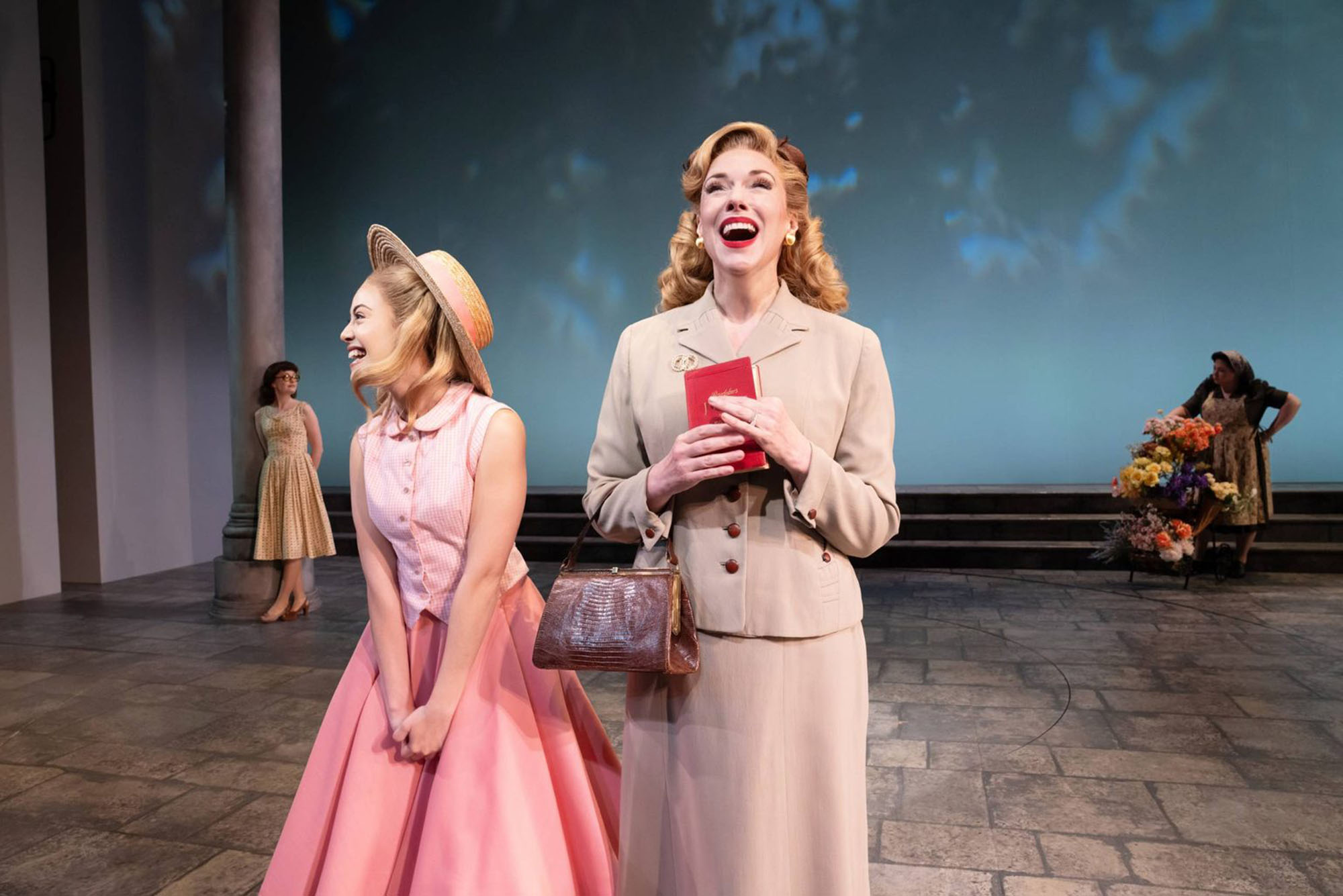 Photo: Sarah-Anne Martinez and Emily Skinner in 广场上的光