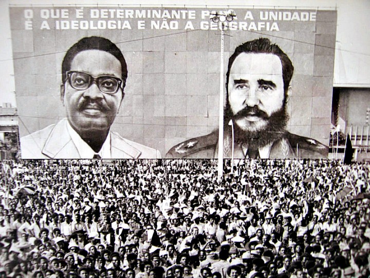 agostinho-neto-e-fidel-castro-2