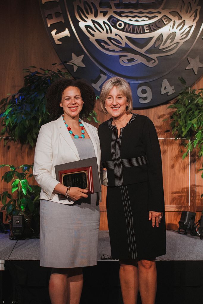 Sherley Cruz (JD'03) receiving the University of Tennessee’s 2022 Angie Warren Perkins Chancellor's Award