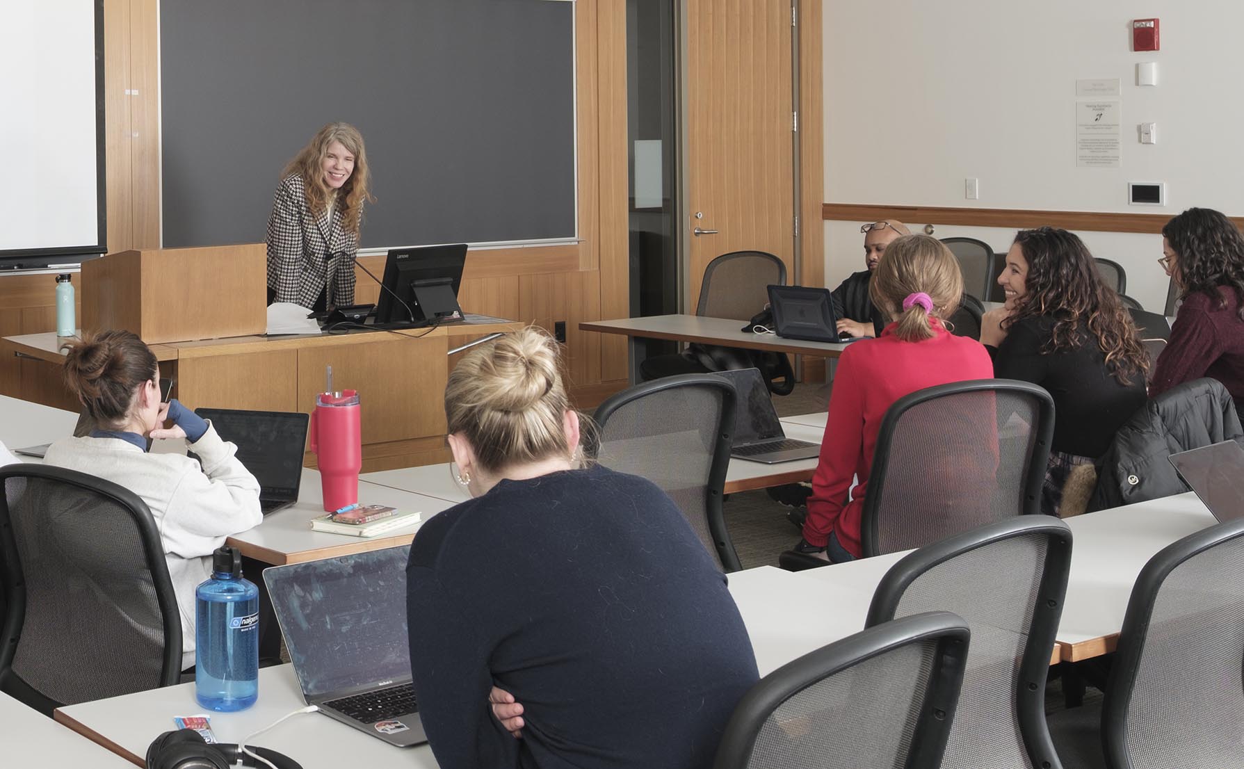 Professor Karen Pita Loor gives a lecture in a classroom.