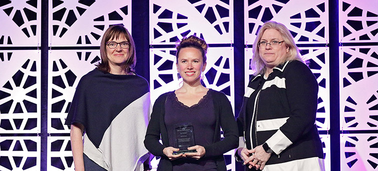 Fawn Thompson accepts award at OLC Innovate Conference
