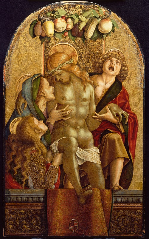 Carlo Crivelli, 死去的基督与圣母,圣约翰和抹大拉的圣玛丽, 1485, tempera 在 panel, 35 in. x21英寸。 波士顿美术博物馆(匿名礼物和茱莉亚·布拉德福德·亨廷顿·詹姆斯基金,02.4亿美元©2015波士顿美术博物馆)。