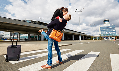 couple-reuniting-at-airport