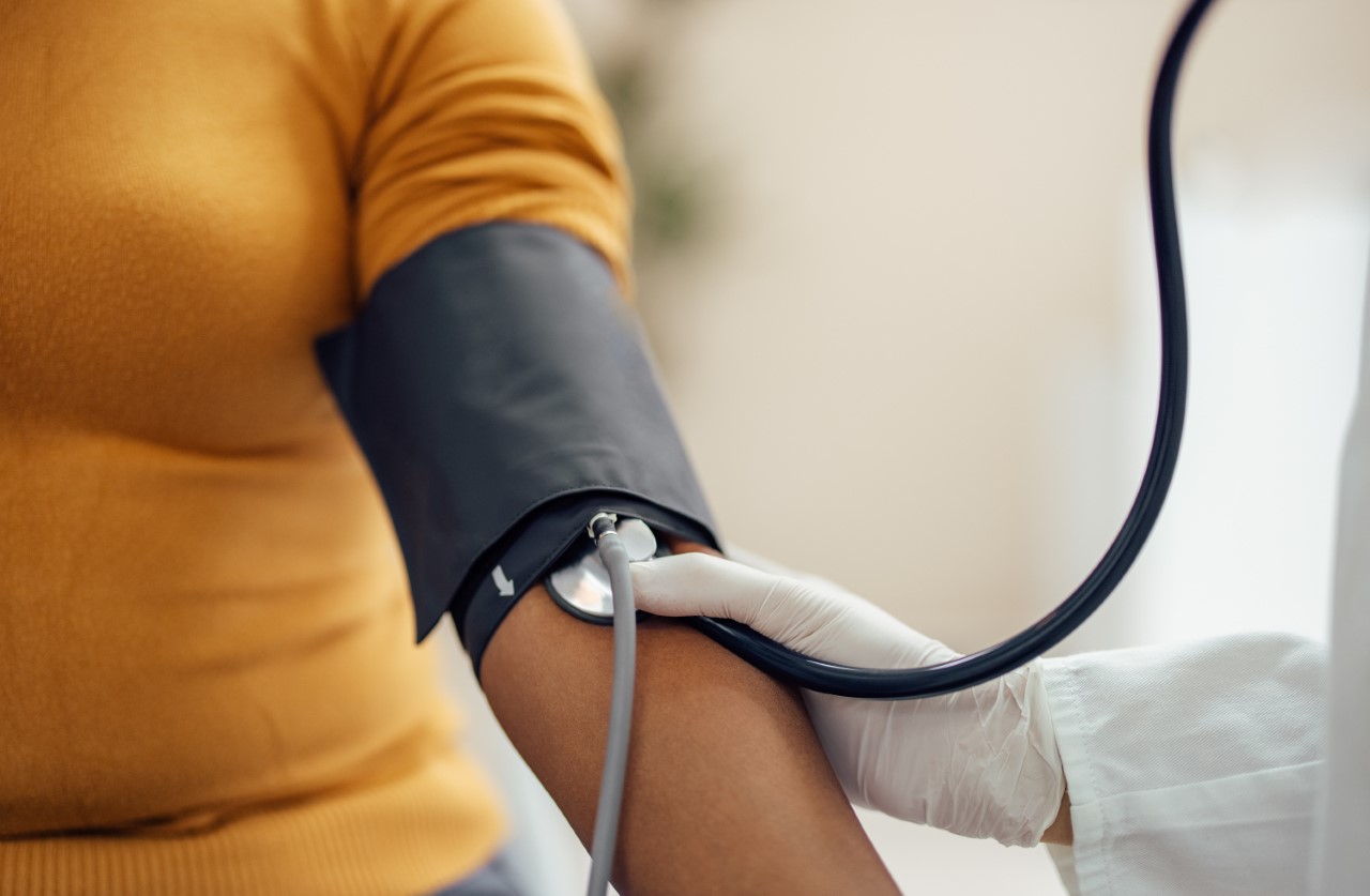 Measuring blood pressure with blood pressure cuff