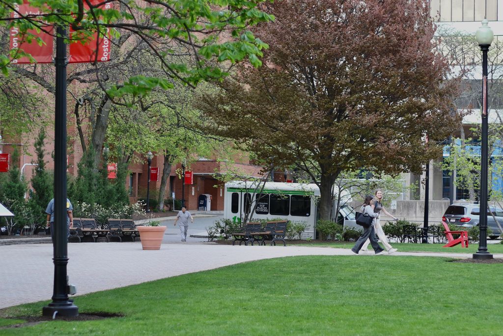 学生 crossing the BU Medical Campus green.