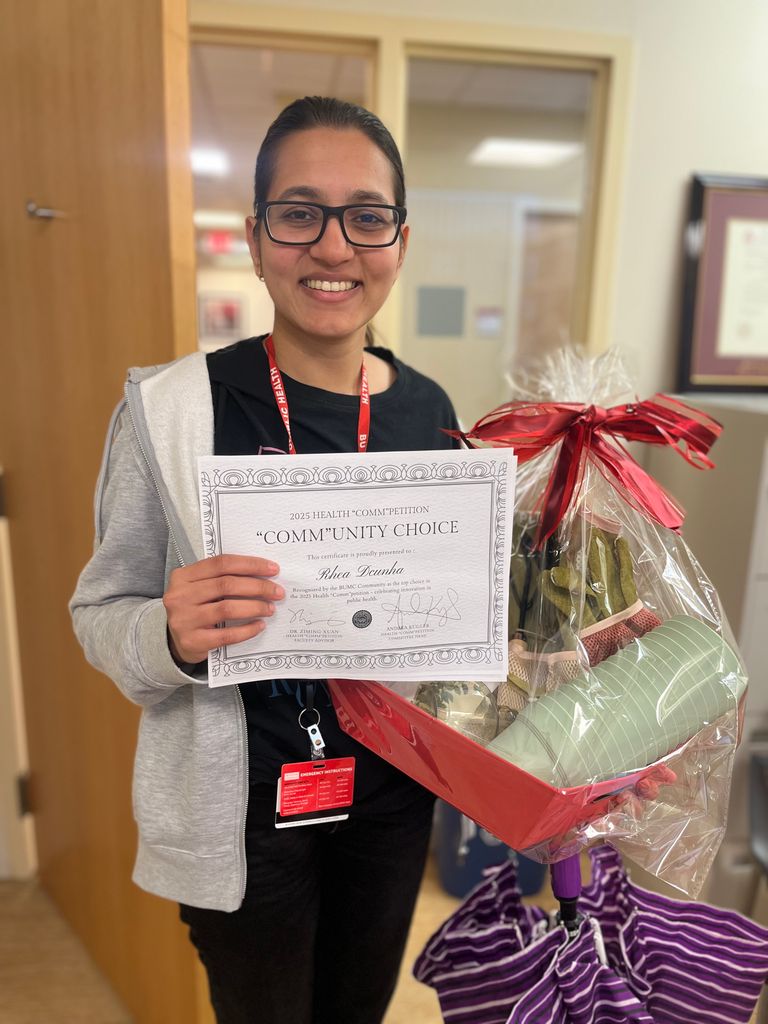 土卫五Dcunha poses with her certificate and prize for winning "Best Photo" in the 2025 Health "Comm"petition