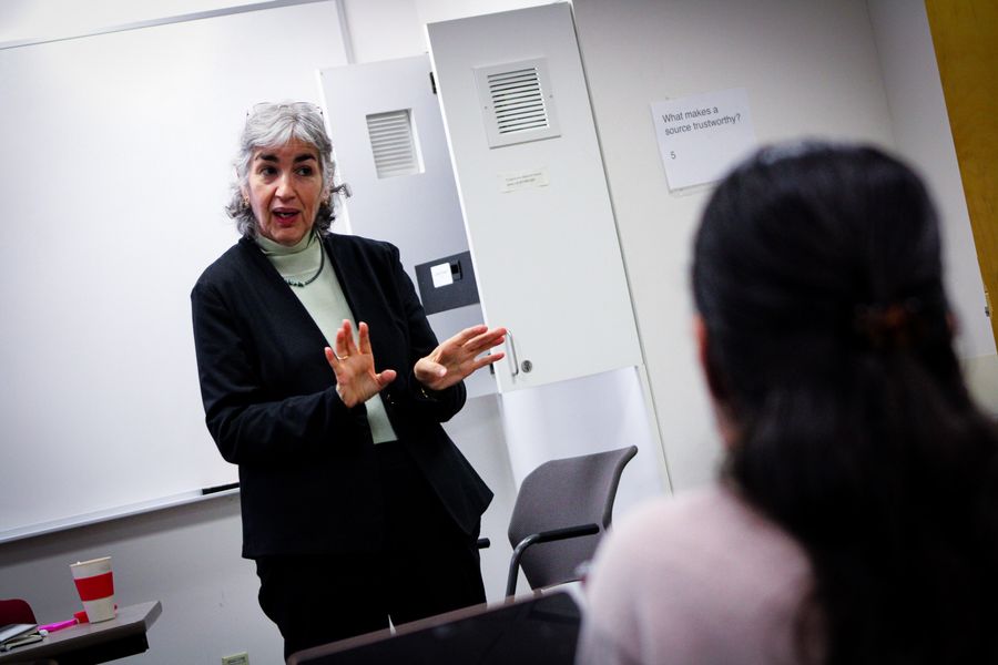 Eleonora Villegas-Reimers talking to some students
