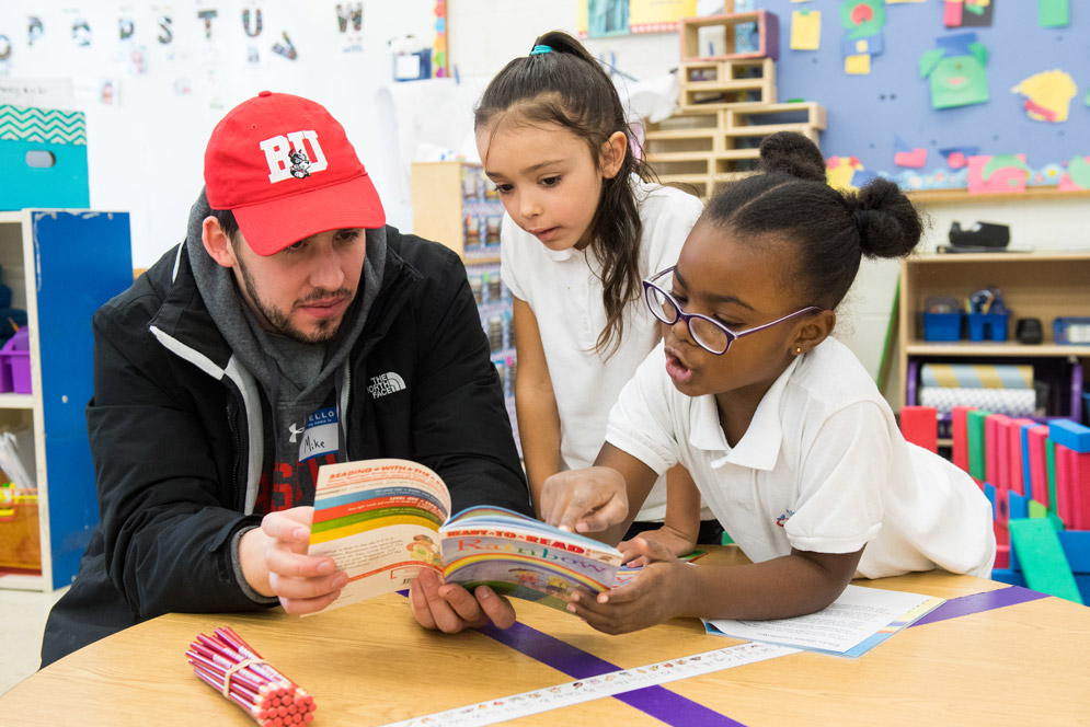 Student althetes read to kids