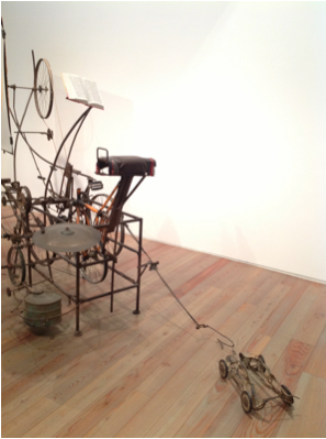 图2。 Jean Tinguely, Cyclograveur, 1961年,细节。 焊接废金属,自行车元件,金属板,鼓和铙钹,书。 225 × 410 × 110厘米。 Kunsthaus苏黎世。